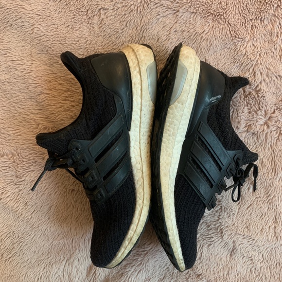 well worn running shoes - Picture 5 of 5